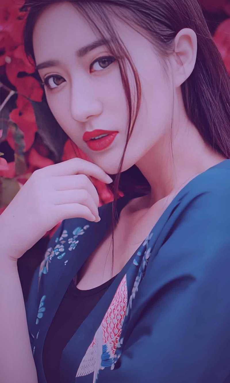 不同年龄、职业的人在同一时空下各自看着手机，表情各异，有笑、有怒、有沉思